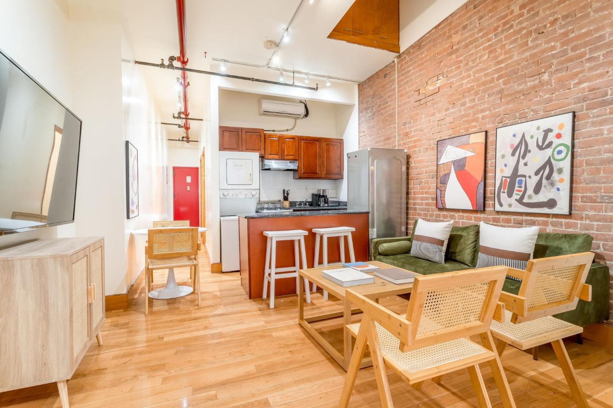 Wonderful 3br 1bath Only Steps From Times Square & Park Apartment
